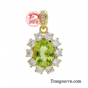Mặt dây peridot duyên dáng là món trang sức không thể thiếu của các cô nàng. 