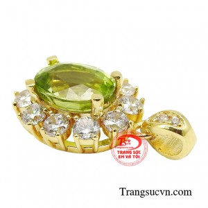 Mặt dây đá Peridot được thiết kế tinh tế, hòa quyện giữa nét đẹp cổ điển và hơi thở của hiện đại.