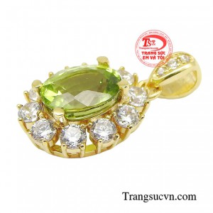 Đá Peridot có màu lục phớt, theo phong thủy ngũ hành sẽ rất phù hợp với người mệnh Mộc và mệnh Hỏa.