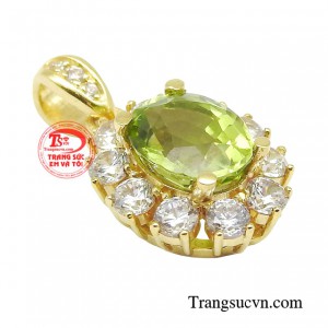 Mặt dây peridot giúp bạn đẹp lên mỗi ngày, quyến rũ và sang trọng hơn khi biết kết hợp trang sức để đổi mới phong cách.