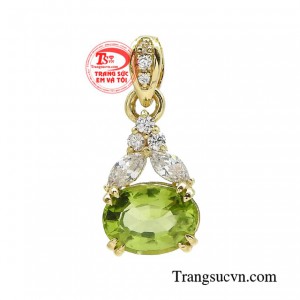 Mặt dây thanh lịch peridot đạt độ lấp lánh hoàn mỹ dưới ánh sáng chính là yếu tố tuyệt vời giúp món trang sức đá quý thăng hoa vẻ đẹp.