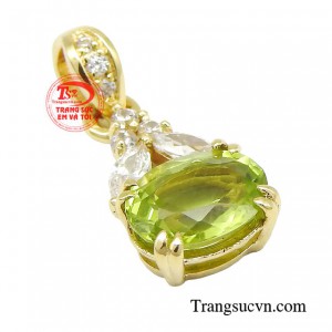 Peridot gắn lên trang sức khi ấy không chỉ lấp lánh mà còn thực sự tỏa sắc ấn tượng.