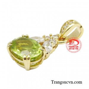Chiếc mặt dây gắn đá peridot sẽ giúp bạn thêm phần cuốn hút.