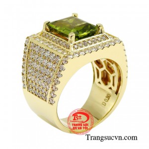 Nhẫn nam phong cách peridot mang lại may mắn và bảo vệ cho người đeo