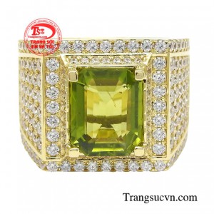 Peridot phản chiếu ánh màu rực rỡ, truyền nguồn năng lượng thần bí của thiên nhiên, đem lại may mắn, thành công cho chủ sở hữu. 