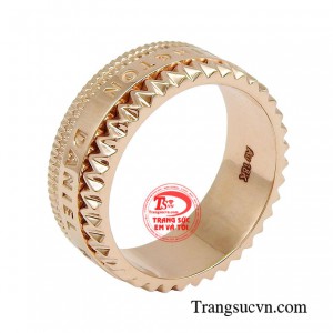 Bạn có thể đeo bất kì ngón nào mình thích. 