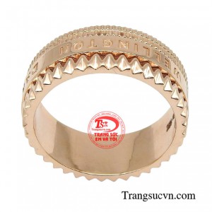 Chiếc nhẫn với vẻ ngoài thanh lịch, cùng phong cách thời trang độc đáo tạo nên sự hấp dẫn ở nam giới.