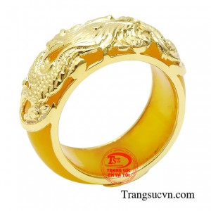 Nhẫn ngọc bọc vàng tài lộc là một tác phẩm nghệ thuật tinh tế