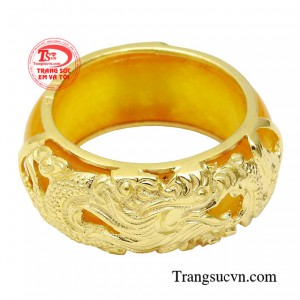 Điểm nhấn của chiếc nhẫn chính là hình ảnh rồng tinh xảo, biểu tượng của quyền lực và sức mạnh. 