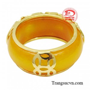 Chiếc nhẫn ngọc bọc rồng vàng 14k không chỉ là một món trang sức quý giá, mà còn mang ý nghĩa sâu sắc về quyền uy và địa vị xã hội. 