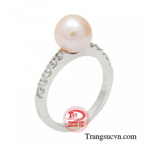 Nhẫn ngọc trai vàng trắng được thiết kế với phong cách sang trọng và quyến rũ cho bạn gái luôn tự tin và xinh đẹp.