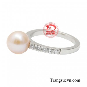 Nhẫn ngọc trai vàng trắng là món phụ kiện không thể thiếu trong tủ đồ của mỗi chị em