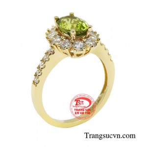 Nhẫn nữ peridot duyên dáng giúp tăng thêm sự thanh lịch, quý phái và nổi bật. 