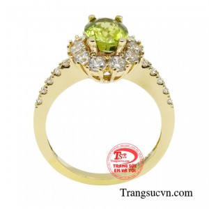 Với màu sắc tươi tắn, nhẫn Peridot làm tôn lên làn da và làm nổi bật các chi tiết trang phục.