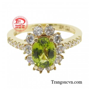 Đá Peridot được cho là có tác dụng làm giảm căng thẳng, mệt mỏi và giúp tăng cường sức khỏe tinh thần