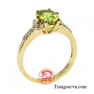 Nhẫn nữ peridot kiêu sa mang lại ý nghĩa về sự may mắn, tình yêu và sức khỏe.