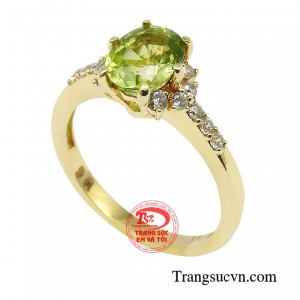 Để tôn lên vẻ đẹp của nhẫn Peridot, nữ giới có thể kết hợp với các trang sức khác cùng màu sắc hoặc phụ kiện đơn giản như dây chuyền, mặt dây, bông tai tạo nên sự cân đối và hài hòa trong trang phục.