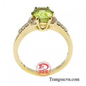 Nhẫn Peridot cũng là một biểu tượng cho sự tươi trẻ, năng động và tinh tế.