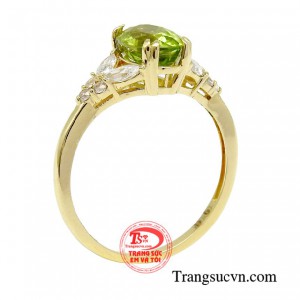 Nhẫn nữ peridot thanh lịch với ý nghĩa mang lại may mắn và bảo vệ cho người đeo.