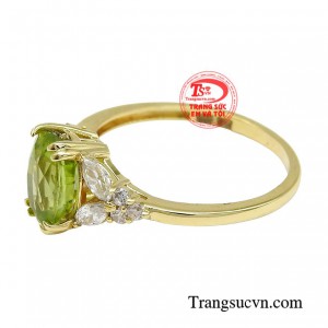 Màu sắc rực rỡ của nhẫn Peridot sẽ tạo nên điểm nhấn hoàn hảo cho bộ trang phục của bạn