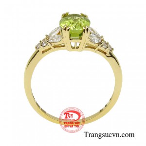 Với ánh sáng màu lục vàng lấp lánh, nhẫn Peridot càng tăng thêm sự đẳng cấp và quý phái.