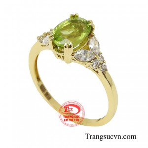 Nữ giới khi sử dụng nhẫn Peridot toát lên phong cách thần thái và nổi bật trong đám đông