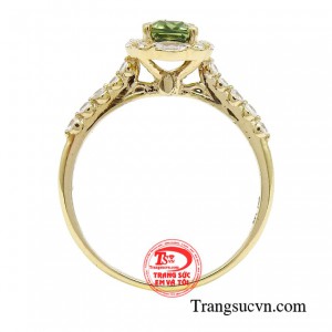 Nhẫn nữ saphir duyên dáng là sự pha trộn giữa hai phong cách sang trọng và bí ẩn, tái hiện nét đẹp thanh lịch e ấp của người phụ nữ Á Đông.