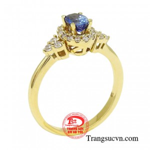 Nhẫn nữ saphir yêu kiều mang đến vẻ đẹp kỳ bí và đầy quyến rũ. 