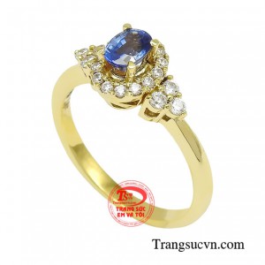 Saphire được cho là biểu tượng của Hoàng gia, tượng trưng cho sự giàu sang và quyền quý. 