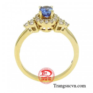 Người phụ nữ có thể sở hữu hàng trăm món trang sức khác nhau, nhưng với món quà tặng trong dịp đặc biệt sẽ luôn làm họ nhớ đến. 