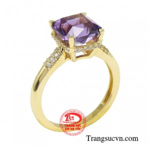 Nhẫn nữ thạch anh tím kiêu sa được thiết kế theo phong cách nhẹ nhàng, đằm thắm nhưng cũng toát lên phong thái tự tin, chuyên nghiệp cho người phụ nữ. 