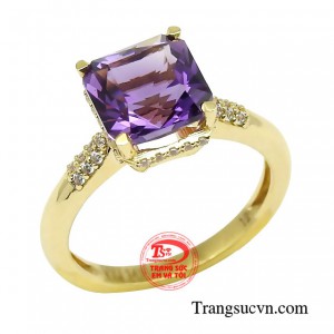 Chiếc nhẫn khi diện trên tay tôn lên những đường nét quý phái, rạng ngời. 