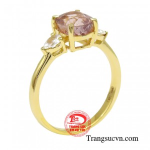 Nhẫn nữ tourmaline thanh lịch tôn lên những đường nét thanh thoát cho người phụ nữ.