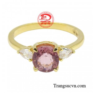 Thiết kế chính của chiếc nhẫn sử dụng đá Tourmaline là điểm nhấn, tạo nên thần thái và khí chất sang trọng.