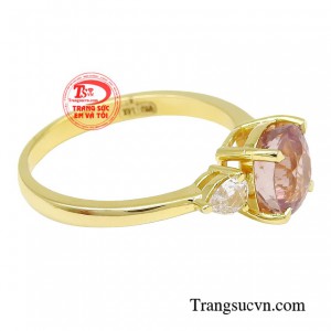 Không những vậy mọi chi tiết đều được gọt dũa một cách tỉ mỉ và chỉn chu cùng chất liệu vàng 14k cao cấp.