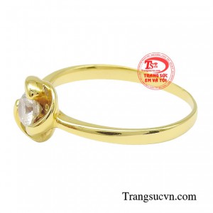 Chị em hãy thử lựa chọn chiếc nhẫn vàng nữ tính để tạo cho mình một diện mạo tỏa sáng và kiêu sa.