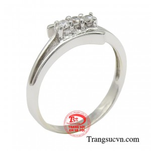 Nhẫn nữ vàng trắng thu hút là món đồ tôn lên nét sang trọng và đẳng cấp cho người phụ nữ hiện đại. 