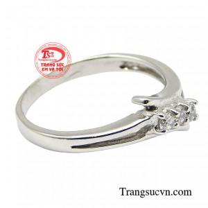 Và chiếc nhẫn nữ sẽ là cộng sự đắc lực làm nên sự hấp dẫn của một cô gái.