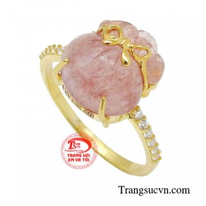 Chiếc nhẫn đặc biệt sử dụng loại đá thạch anh dâu làm đá chủ có tác dụng hỗ trợ trong việc giải trừ năng lượng tiêu cực và tăng cường năng lượng tích cực.