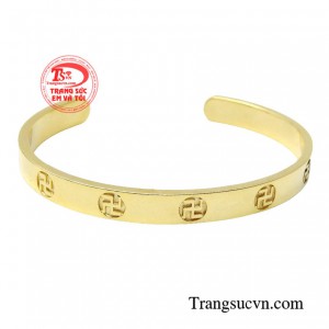 Vòng tay vàng phú quý chế tác dày dặn, nét chạm khắc tinh tế, công phu.