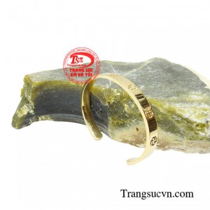 Chiếc vòng tay được coi như một vật phẩm phong thủy để mang bên người với mong muốn thu hút những điều may mắn, phú quý đến với mình.