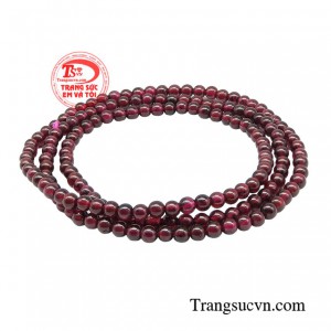 Chuỗi garnet phú quý bài trừ năng lượng tiêu cực và hướng chúng ta đến với tình yêu thương vô tận. 