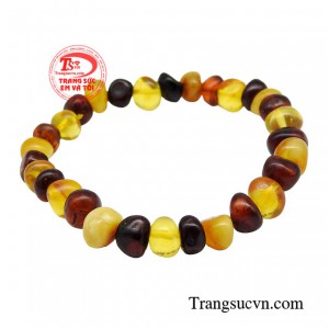 Trong quá trình đeo và ma sát với làn da của bé, vòng hổ phách sẽ làm ấm lên đồng thời giải phóng một lượng nhỏ axit succinic