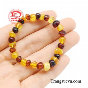 Bởi người xưa cho rằng ánh sáng vàng dịu êm từ các hạt hổ phách giúp làm tăng cảm giác thư giãn cho bé; và sự nhẹ nhàng trong các mối quan hệ.