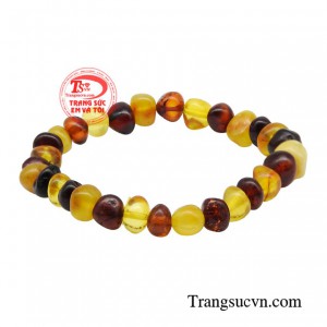 Đeo chuỗi hổ phách giúp cho sợi liên kết giữa cha mẹ và bé thêm phần khăng khít.