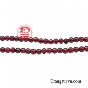 Tinh thể Garnet mang sắc đỏ mãnh liệt giống như những hạt lựu lấp lánh, biểu tượng của quyền lực, may mắn và hạnh phúc. 