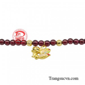 Chuỗi tay garnet kết hợp thêm charm hồ ly vàng mang đến cho chủ nhân sự sắc sảo, nhạy bén và có cái nhìn sâu sắc hơn trong cuộc sống. 