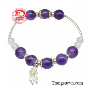Chuỗi tay thạch anh tím may mắn là một gợi ý tuyệt vời vừa hợp thời trang, túi tiền lại vừa tốt cho phong thủy. 