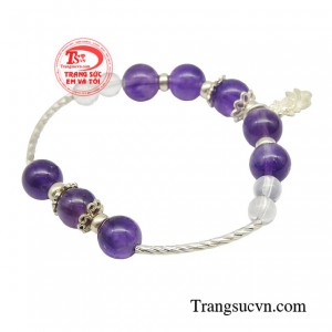 Chuỗi tay thạch anh tím có ý nghĩa mạnh mẽ và vững chắc.