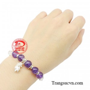 Trong phong thủy, đá Thạch Anh Tím có tác dụng trấn trạch và cân bằng năng lượng, thu hút vận may cho chủ nhân, đồng thời hóa giải những trường khí tiêu cực. 